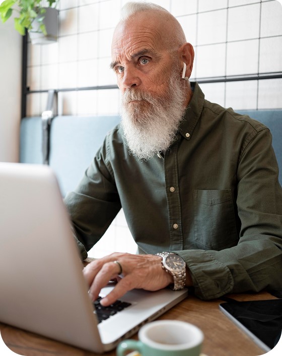Professionista maturo lavora al computer