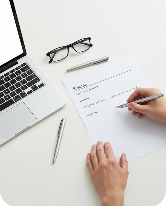 Curriculum in preparazione su una scrivania